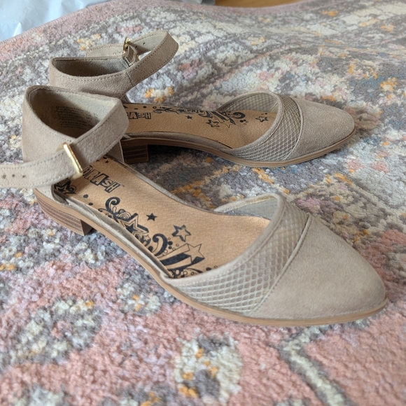 Brash Tan Ankle Strap Flats Pointed Toe Small Heel 6.5 - Picture 1 of 5
